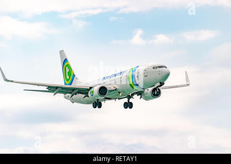 Montego Bay, Giamaica - 19 Febbraio 2017: Sun Paese aeromobili alle compagnie aeree la preparazione a terra presso l'Aeroporto Internazionale di Sangster (MBJ) in Montego Bay Foto Stock