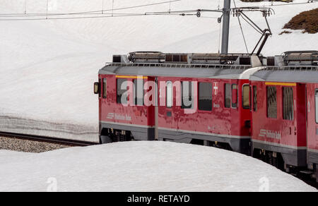 Bernina Express treno ferroviario - Rhatische Bahn - Svizzera Foto Stock