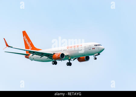 Montego Bay, Giamaica - 19 Febbraio 2017: Sunwing Airlines aeromobili preparando per l'atterraggio presso l'Aeroporto Internazionale di Sangster (MBJ) in Montego Bay Foto Stock