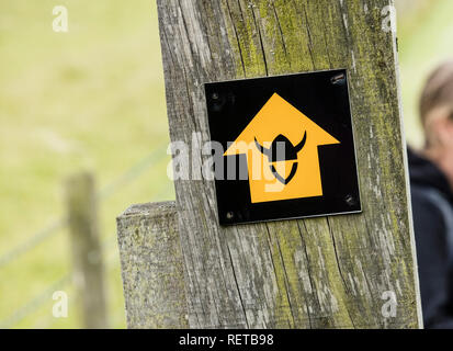 Tealby, Lincolnshire, Regno Unito, luglio 2017, vista la Viking modo sentiero segno nel Lincolnshire Wolds Foto Stock