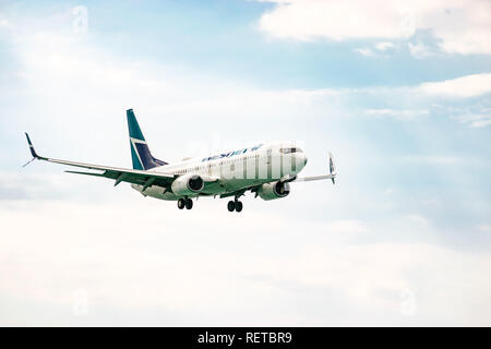 Montego Bay, Giamaica - 19 Febbraio 2017: WestJet Airlines aeromobili preparazione a terra presso l'Aeroporto Internazionale di Sangster (MBJ) in Montego Bay Foto Stock