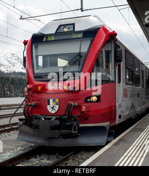 Bernina Express treno ferroviario - Rhatische Bahn - Svizzera Foto Stock