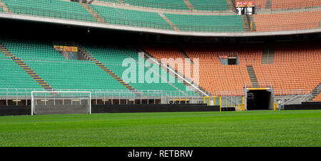 Posti a sedere nelle vicinanze dello stadio di San Siro, Milano, Italia. Foto Stock