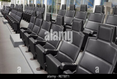Posti a sedere nelle vicinanze dello stadio di San Siro, Milano, Italia. Foto Stock