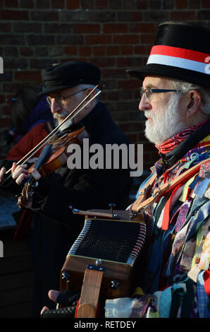 Musicisti suonano per la morris ballerine alla celebrazione Wassail a sidro Skidbrooke Company, Lincolnshire, Inghilterra. Foto Stock