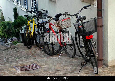 Svizzera Canton Zugo Zugo Zuger svizzero vedere il Lago di Zugo nel Altstadt le biciclette parcheggiate il trasporto Foto Stock