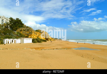 Persone che camminano nella primavera di sole sulla spiaggia di Albufeira in Portogallo Foto Stock