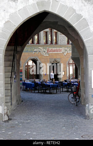 Svizzera Canton Zugo Zugo Zuger svizzero vedere il Lago di Zugo nel Altstadt edifici di architettura Rathauskeller Ristorante attraverso il passaruota o torre Zytturm Foto Stock