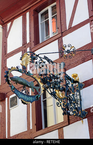 Svizzera Canton Zugo Zugo Zuger svizzero vedere il Lago di Zugo decorativo segno ristorante di pesce ristorante Zum Hecht nell'Altstadt Foto Stock