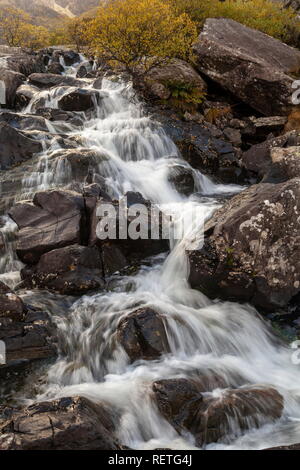 La corrente che fluisce dalla Llyn Idwal costituisce una cascata vicino Ogwen Cottage, Parco Nazionale di Snowdonia Foto Stock