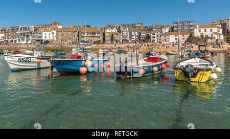 St.ives barche da pesca sul ormeggi in St.ives harbour Cornwall Regno Unito Europa ad alta marea su una tranquilla giornata estiva . Foto Stock