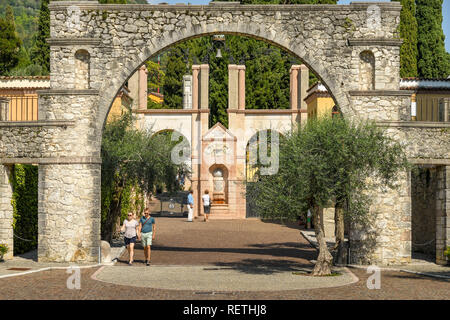 GARDONE RIVIERA, Italia - Settembre 2018: ingresso al Vittoriale degli Italiani giardini in Gardone Riviera. Foto Stock