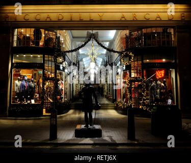 Statua di Beau Brummel (scolpito da Irena Sedlecka, inaugurato nel 2002) a Jermyn Street entrata a Piccadilly Arcade a Natale, Londra, Regno Unito. Foto Stock