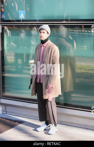 Milano, Italia - 14 gennaio 2019: l'uomo con rivestimento di colore beige e grigio hat prima di Emporio Armani fashion show, la Settimana della Moda Milanese street style Foto Stock