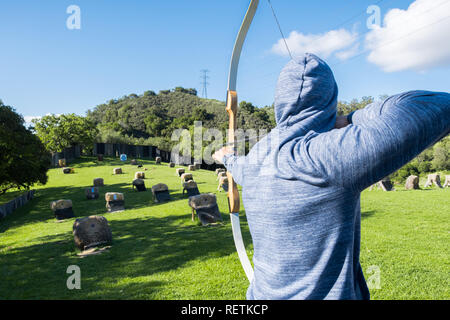 Persona non identificata praticare il tiro con l'arco; Foto Stock