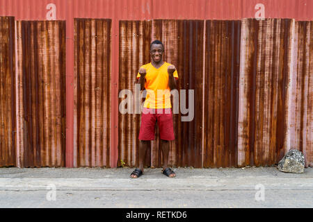 Giovani felici Africano nero uomo sorridente e guardando eccitato mentre Foto Stock