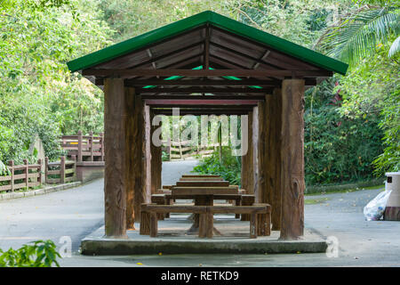 Gazebo con panchine e tavoli di legno, lo Zoo di Taipei, a.k.a. Muzha lo Zoo, il giardino zoologico di Wenshan District, Taipei, Taiwan Foto Stock