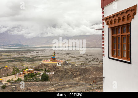 Maitreya Buddha statua con l'Himalaya in retro a Diskit Monastero, Valle di Nubra, Ladakh, India. Foto Stock