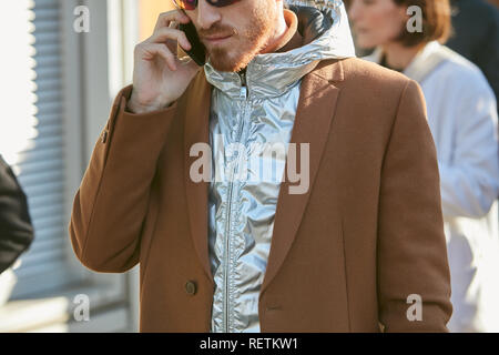 Milano, Italia - 14 gennaio 2019: l'uomo con rivestimento di colore beige e argento hoodie prima di Emporio Armani fashion show, la Settimana della Moda Milanese street style Foto Stock