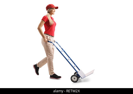 A piena lunghezza shot di un giovane lavoratore di sesso femminile che spingendo una mano Vuota carrello isolato su sfondo bianco Foto Stock