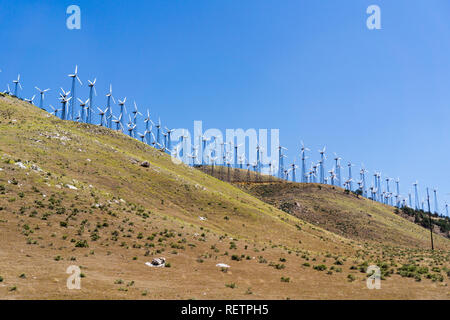 Molti vecchi e piccole turbine eoliche sulla sommità del Golden Hills in Kern County, California del sud Foto Stock