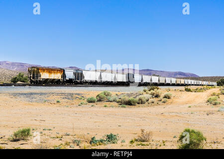 Nolo auto treno fermato su un area desertica, Inyo County, California Foto Stock