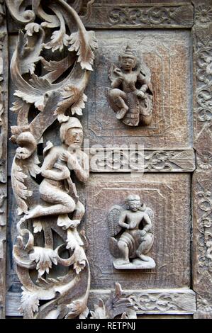 In teak intagliato figure, Monastero Shwe In Bin Kyaung, Mandalay MYANMAR Birmania, sud-est asiatico Foto Stock