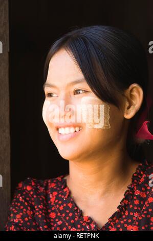 Giovane donna birmana, Ritratto, Bagan, MYANMAR Birmania, sud-est asiatico Foto Stock