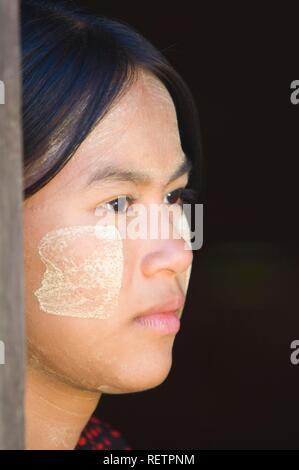 Giovane donna birmana, Ritratto, Bagan, MYANMAR Birmania, sud-est asiatico Foto Stock