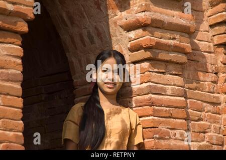 Giovane donna birmana, Ritratto, Bagan, MYANMAR Birmania, sud-est asiatico Foto Stock