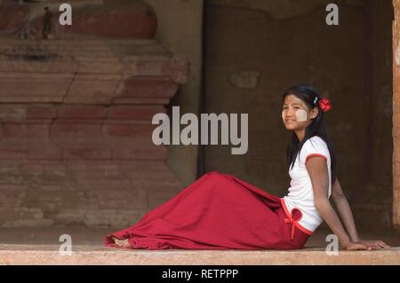 Giovane donna birmana, Dhammayangyi tempio, Bagan, MYANMAR Birmania, sud-est asiatico Foto Stock