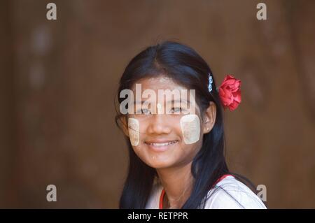 Giovane donna birmana, Ritratto, Dhammayangyi tempio, Bagan, MYANMAR Birmania, sud-est asiatico Foto Stock