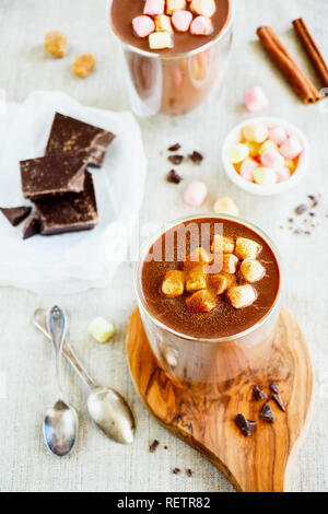 Composizione in casa con cioccolata calda e ingredienti. Warming bevanda dolce Foto Stock