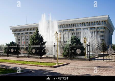 La Casa Bianca, sede del Kirghizistan al governo e al Parlamento, Bishkek, Kirghizistan Foto Stock