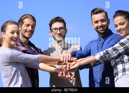 Un gruppo di giovani mostra la loro unità. Foto Stock