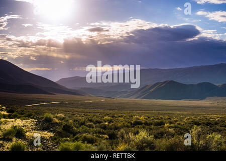 Si filtra la luce illuminando Panamint Valley, il Parco Nazionale della Valle della Morte, California Foto Stock