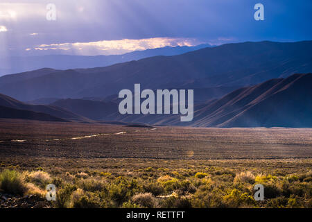 Si filtra la luce illuminando Panamint Valley, il Parco Nazionale della Valle della Morte, California Foto Stock