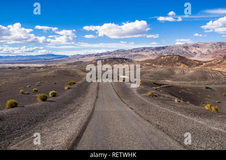 Viaggia su una strada sterrata attraverso una zona remota del Parco Nazionale della Valle della Morte; Ubehebe area craterica in background; California Foto Stock