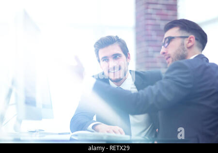 Due leader avente una discussione aziendale in ufficio. Foto Stock