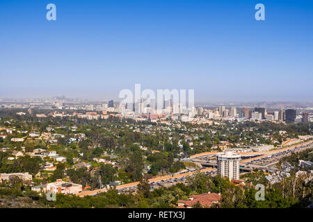 Vista aerea verso lo skyline della città del secolo nel quartiere commerciale; downtown area grattacieli visibili in background; autostrada 405 e residenziale Foto Stock