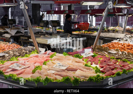 Venezia, Italia - 22 Marzo 2018: Mercato Ittico di Rialto è un veneziano di mercato del pesce a Venezia, Italia Foto Stock