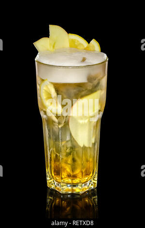 Cocktail con birra, calvados, apple syryp con cubetti di ghiaccio decorato con fettine di limone e Apple Foto Stock