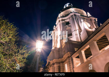 Vista notturna della bella facciata di Pasadena City Hall vicino a Los Angeles in California Foto Stock