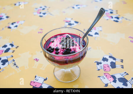 Dolce tradizionale con yogurt e frutta di montagna Foto Stock