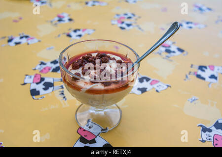 Dolce tradizionale con yogurt e frutta di montagna Foto Stock