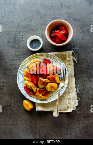 Piatto di laici kaiserschmarren tradizionale con prugne. Austrian pancake dessert Foto Stock