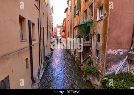 Bologna, Emilia Romagna, Italia. Dicembre 2018. Una parte nascosta della città che ricorda quello di Venezia! Il Reno canale scorre tra le case dando un molto Foto Stock