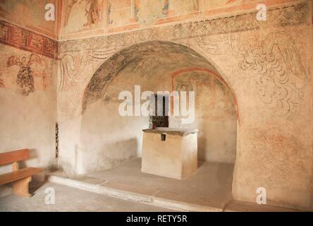 I più antichi affreschi in lingua tedesca mondo, 10 - 11 secolo in San Procolo Chiesa di Naturno, Alto Adige, Italia, Europa Foto Stock