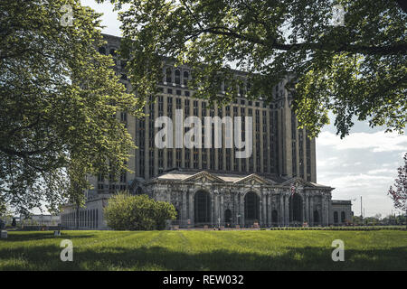 Detroit, Michigan, Stati Uniti - Ottobre 2018: una vista del vecchio Michigan Central Station Building a Detroit che è servita come un grande deposito ferroviario Foto Stock