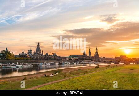 Tramonto dal Carolabrücke con vista del fiume Elba prati Königsufer, Augustusbrücke, terrazza banca, Hofkirche, Foto Stock